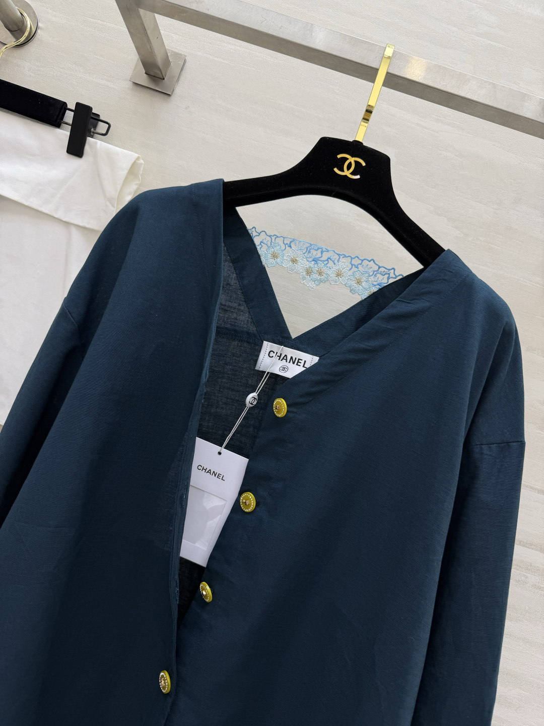 #Chane♡²⁶ss V领刺绣衬衣 纯棉面料 透气亲肤不挑人 V领+交叉背设计 秒变直角肩 精致水钻扣