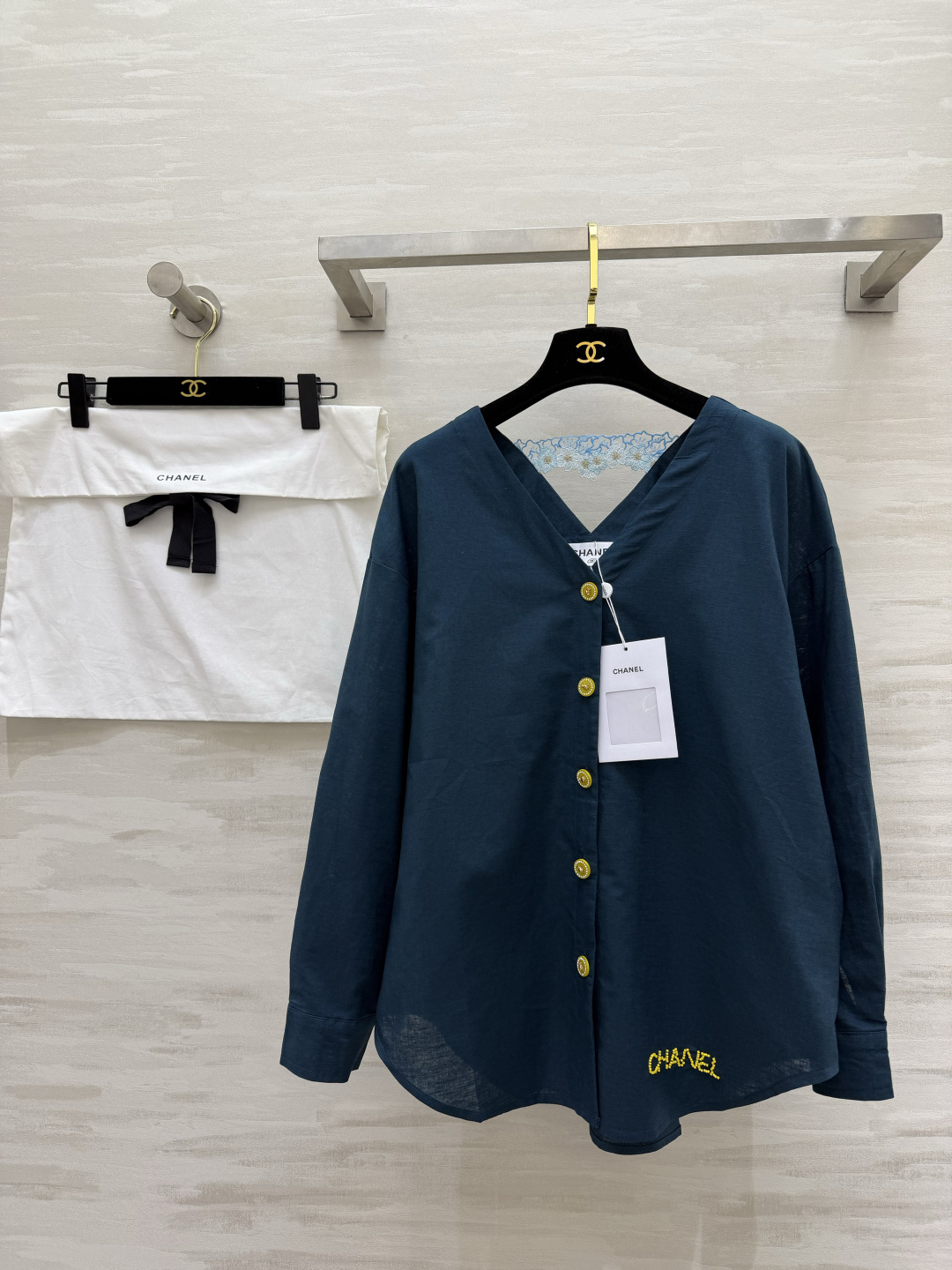 #Chane♡²⁶ss V领刺绣衬衣 纯棉面料 透气亲肤不挑人 V领+交叉背设计 秒变直角肩 精致水钻扣