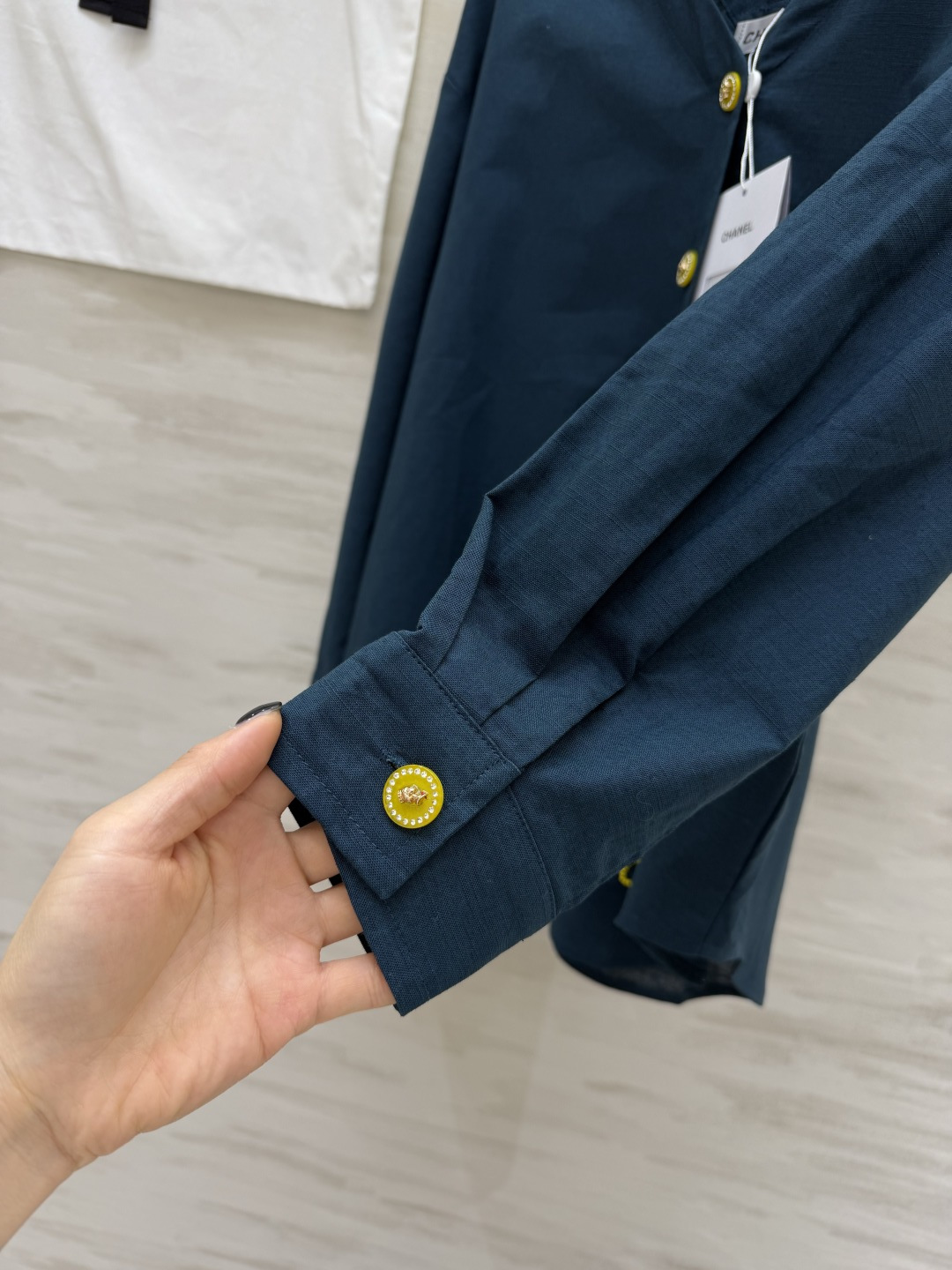 #Chane♡²⁶ss V领刺绣衬衣 纯棉面料 透气亲肤不挑人 V领+交叉背设计 秒变直角肩 精致水钻扣