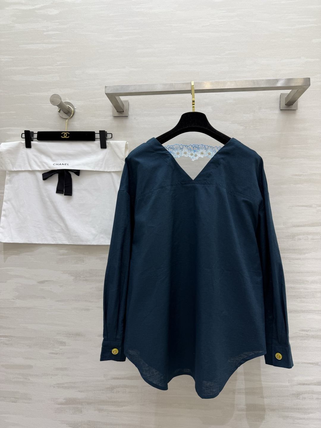 #Chane♡²⁶ss V领刺绣衬衣 纯棉面料 透气亲肤不挑人 V领+交叉背设计 秒变直角肩 精致水钻扣