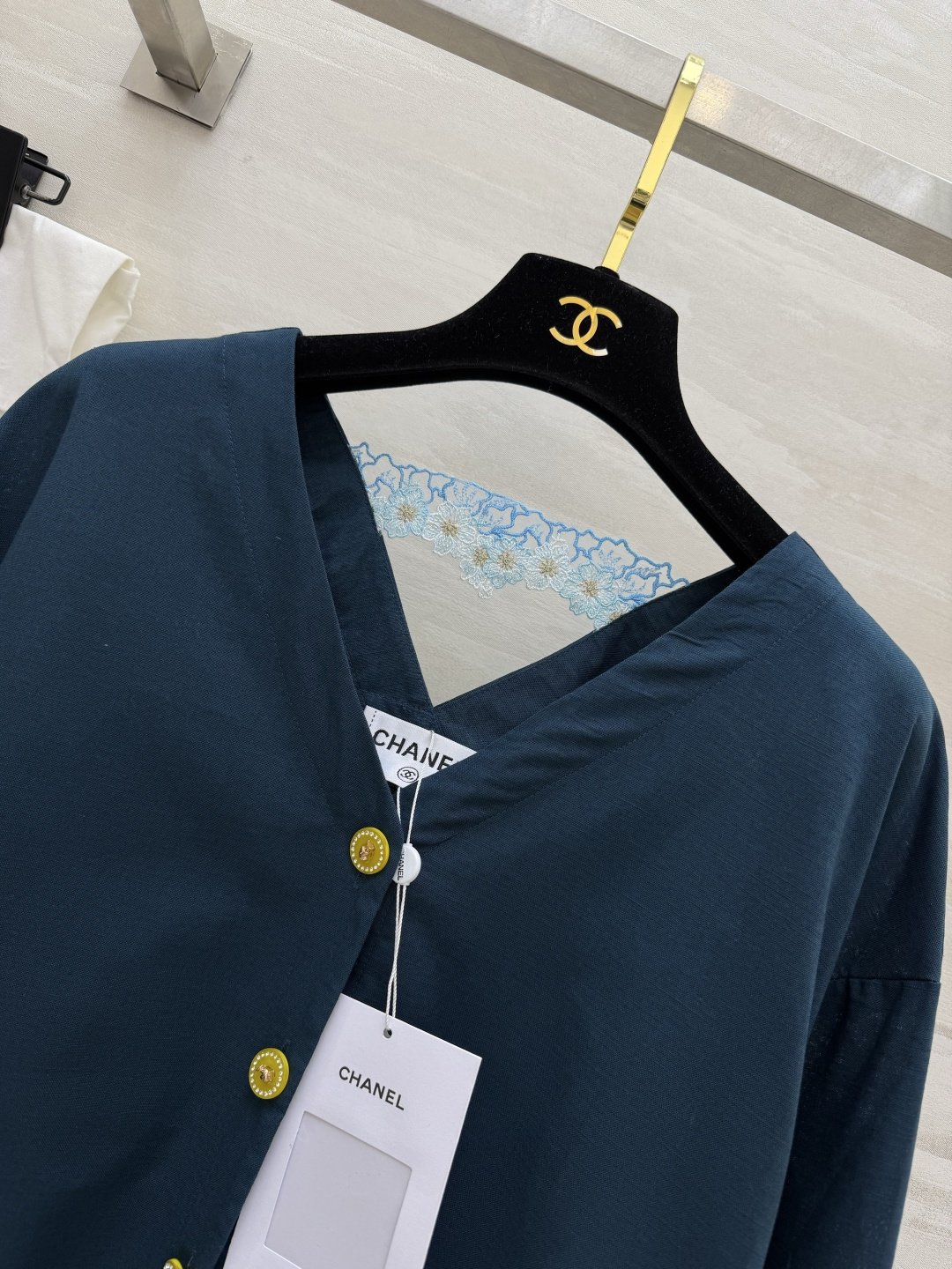 #Chane♡²⁶ss V领刺绣衬衣 纯棉面料 透气亲肤不挑人 V领+交叉背设计 秒变直角肩 精致水钻扣