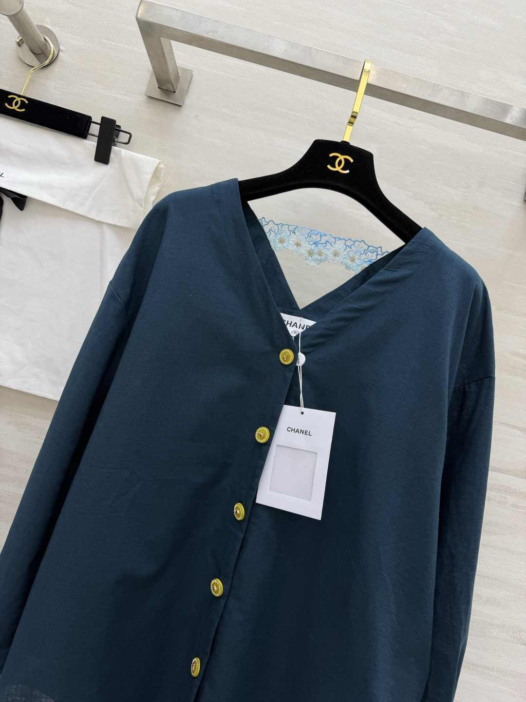 #Chane♡²⁶ss V领刺绣衬衣 纯棉面料 透气亲肤不挑人 V领+交叉背设计 秒变直角肩 精致水钻扣