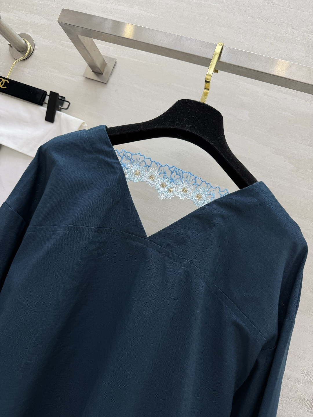 #Chane♡²⁶ss V领刺绣衬衣 纯棉面料 透气亲肤不挑人 V领+交叉背设计 秒变直角肩 精致水钻扣