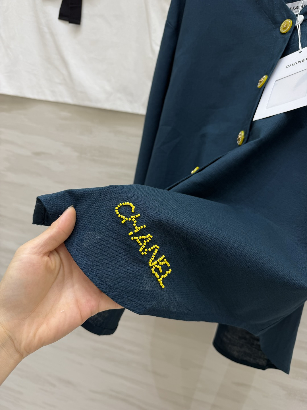 #Chane♡²⁶ss V领刺绣衬衣 纯棉面料 透气亲肤不挑人 V领+交叉背设计 秒变直角肩 精致水钻扣