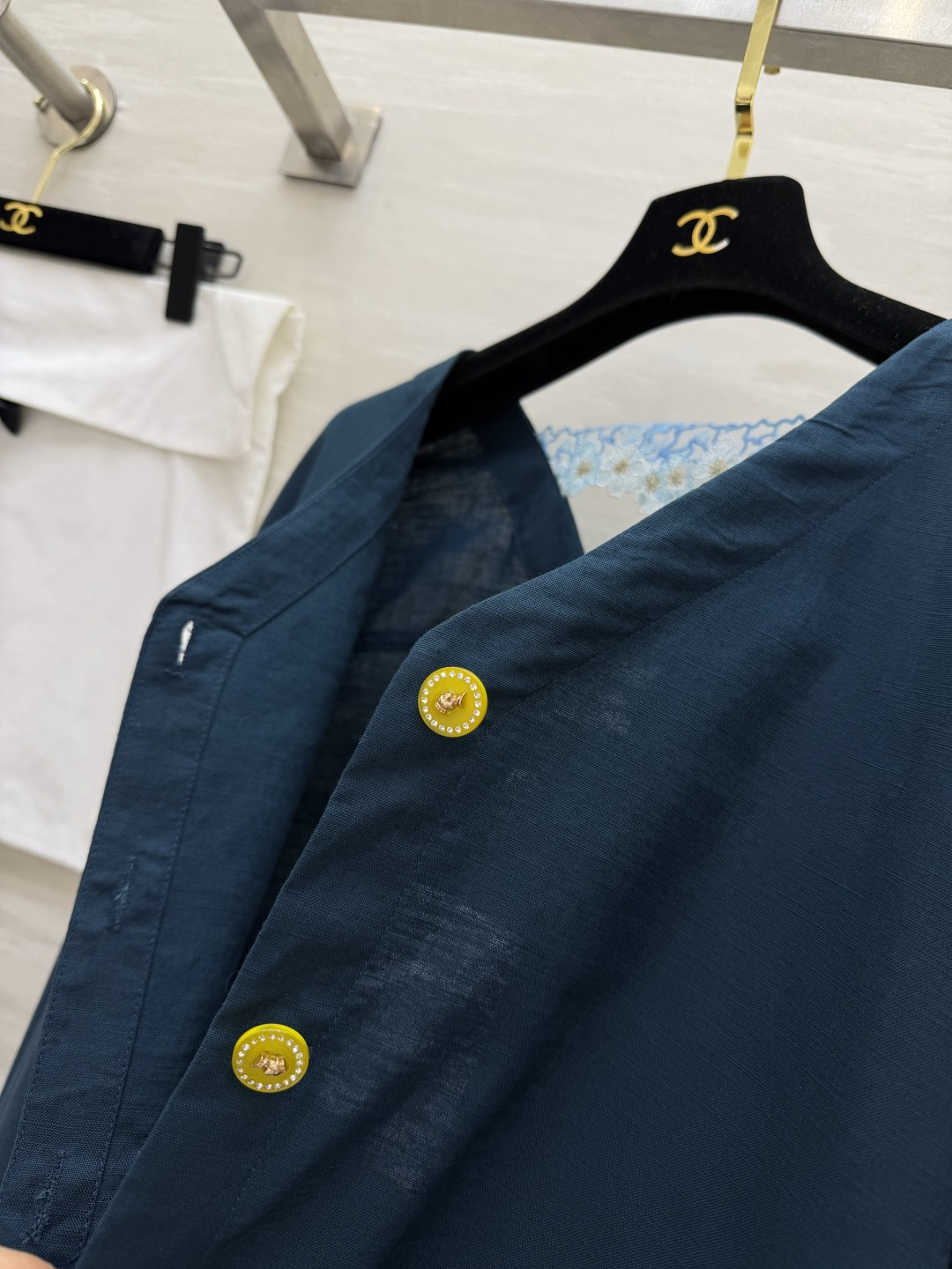 #Chane♡²⁶ss V领刺绣衬衣 纯棉面料 透气亲肤不挑人 V领+交叉背设计 秒变直角肩 精致水钻扣