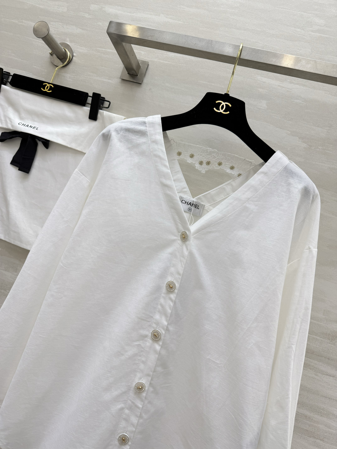 #Chane♡²⁶ss V领刺绣衬衣 纯棉面料 透气亲肤不挑人 V领+交叉背设计 秒变直角肩 精致水钻扣