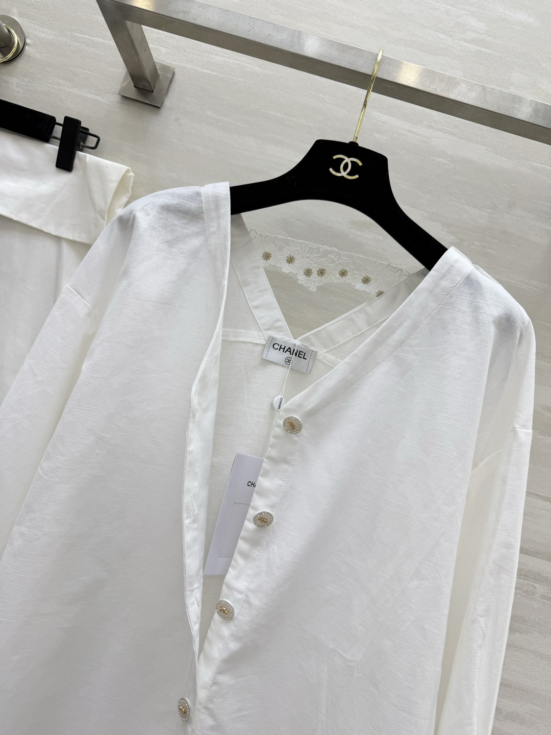 #Chane♡²⁶ss V领刺绣衬衣 纯棉面料 透气亲肤不挑人 V领+交叉背设计 秒变直角肩 精致水钻扣