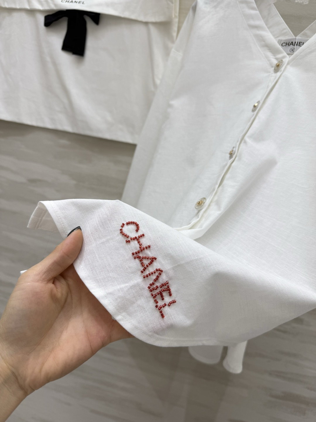 #Chane♡²⁶ss V领刺绣衬衣 纯棉面料 透气亲肤不挑人 V领+交叉背设计 秒变直角肩 精致水钻扣