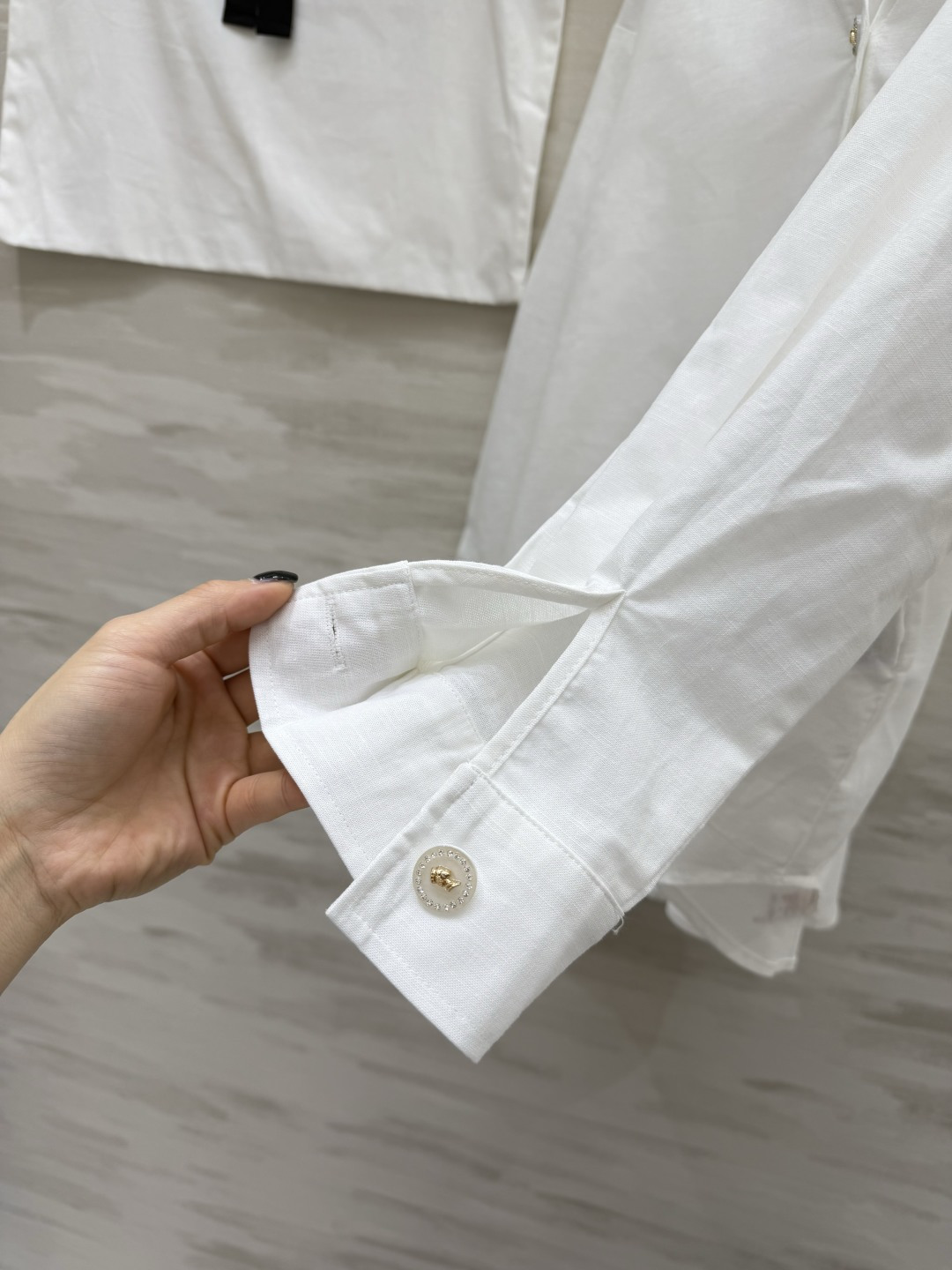 #Chane♡²⁶ss V领刺绣衬衣 纯棉面料 透气亲肤不挑人 V领+交叉背设计 秒变直角肩 精致水钻扣