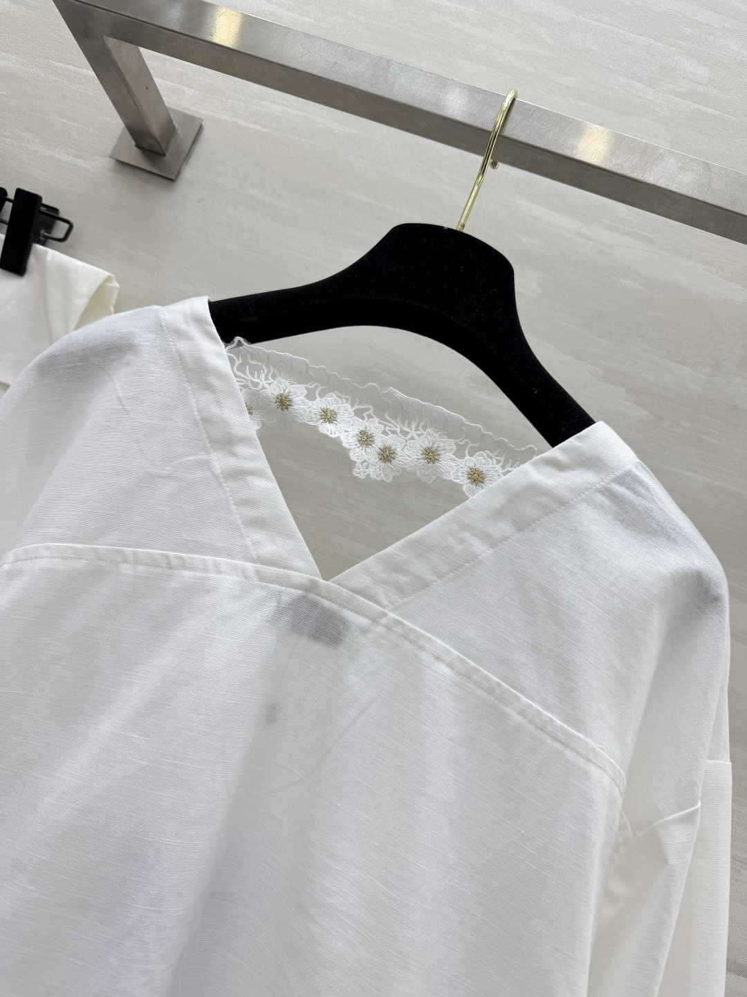 #Chane♡²⁶ss V领刺绣衬衣 纯棉面料 透气亲肤不挑人 V领+交叉背设计 秒变直角肩 精致水钻扣