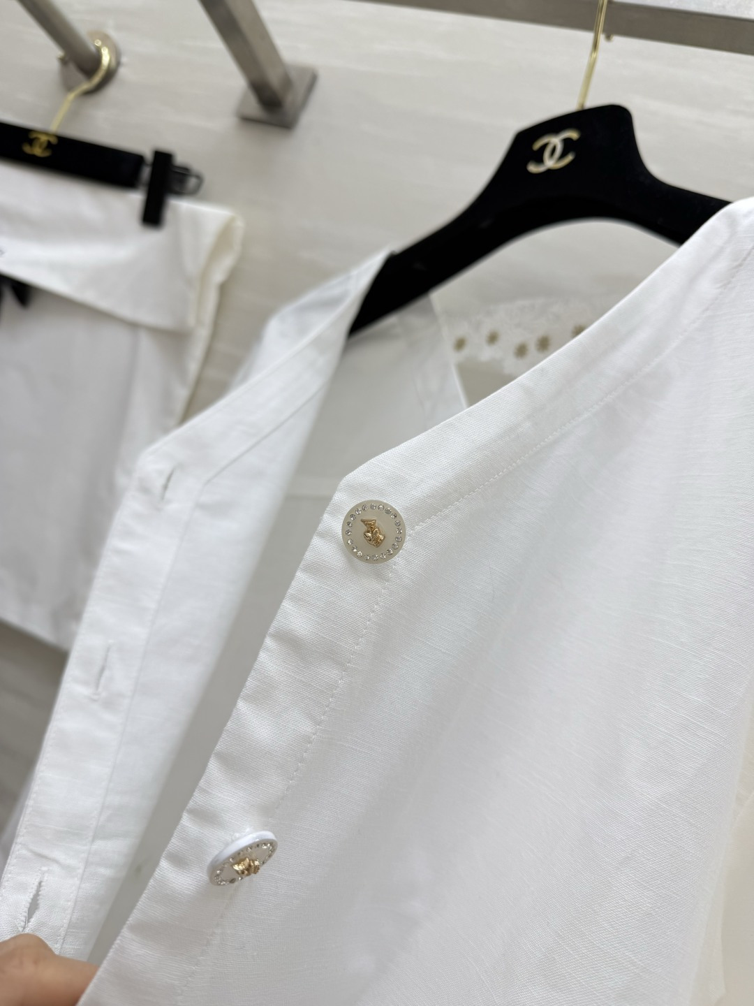 #Chane♡²⁶ss V领刺绣衬衣 纯棉面料 透气亲肤不挑人 V领+交叉背设计 秒变直角肩 精致水钻扣