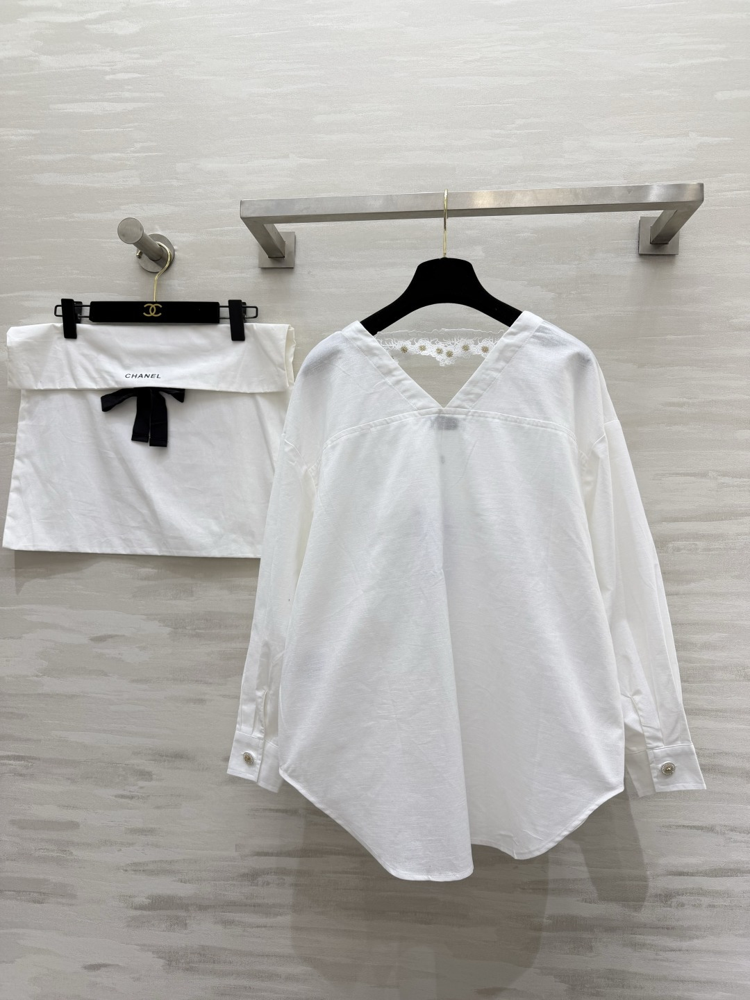 #Chane♡²⁶ss V领刺绣衬衣 纯棉面料 透气亲肤不挑人 V领+交叉背设计 秒变直角肩 精致水钻扣