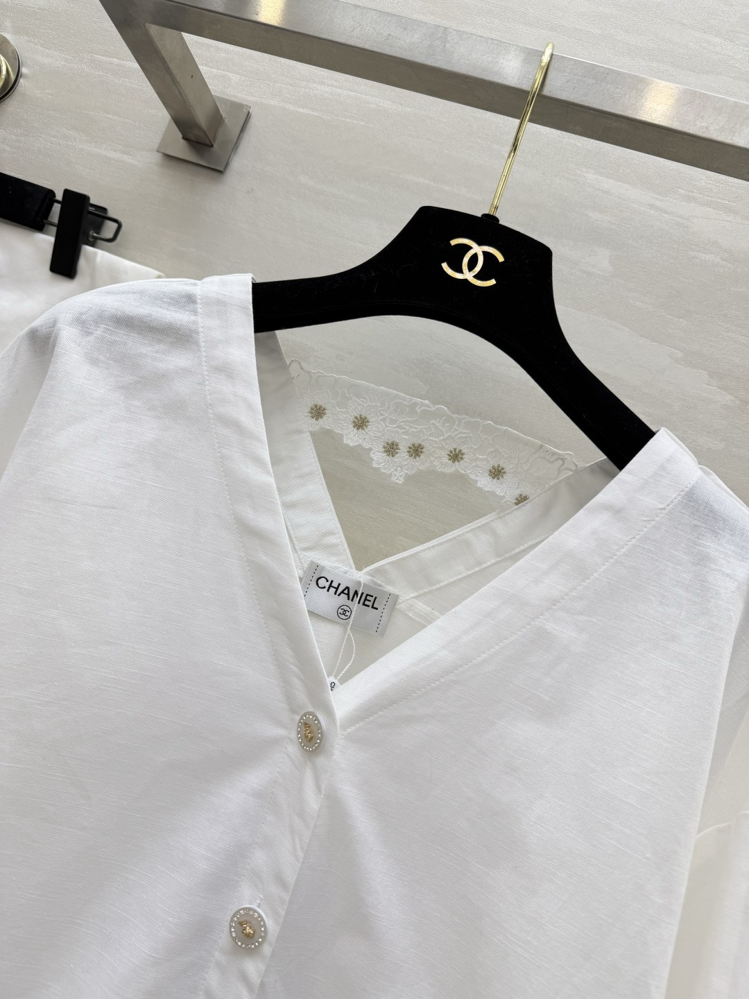 #Chane♡²⁶ss V领刺绣衬衣 纯棉面料 透气亲肤不挑人 V领+交叉背设计 秒变直角肩 精致水钻扣