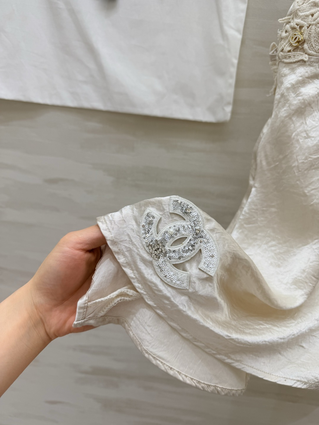 #Chane♡²⁶ss重工水溶花醋酸缎面吊带 香槟金色缎面自带柔焦光泽 垂顺又显贵 重工水溶蕾丝 双C金