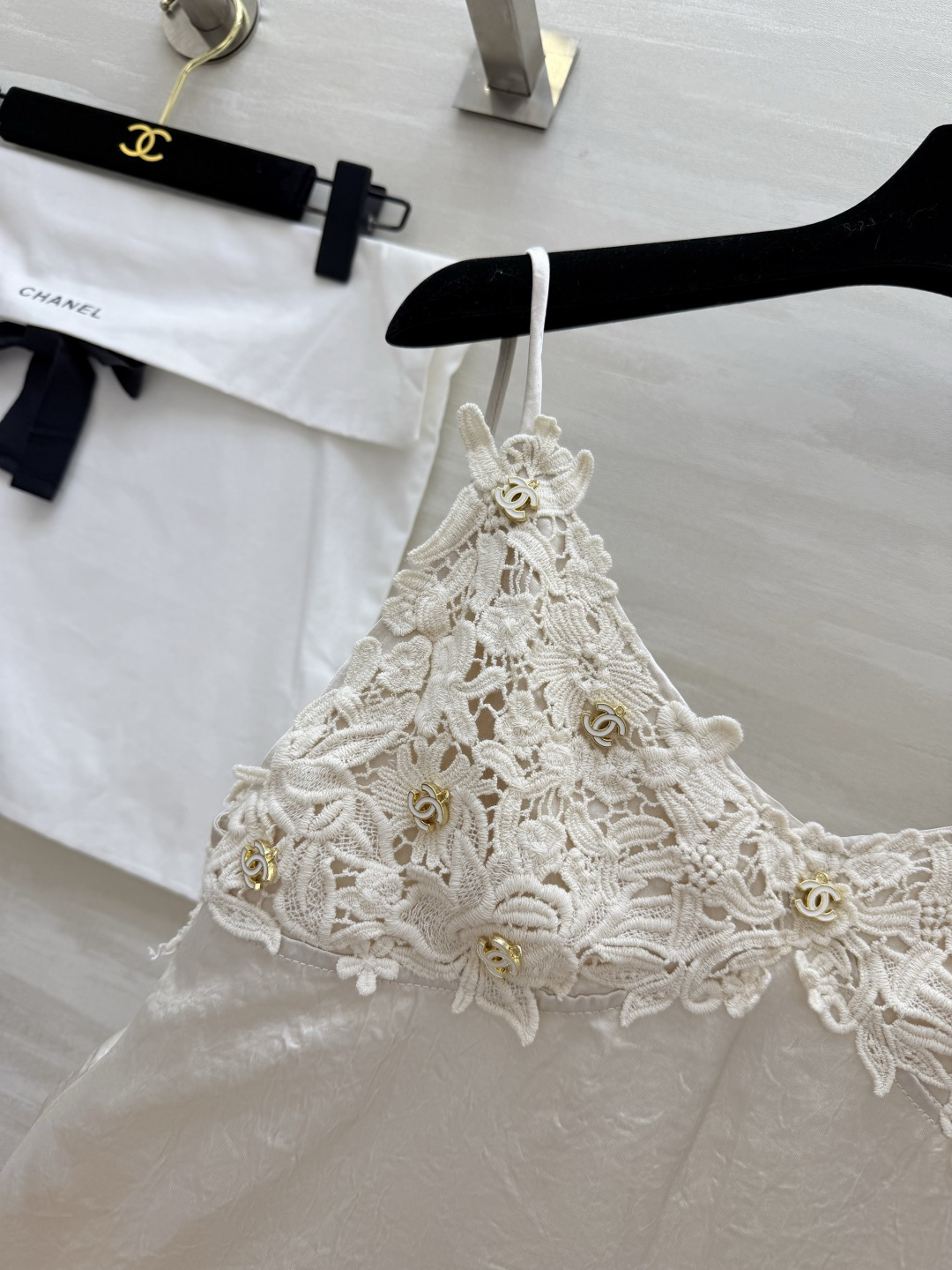 #Chane♡²⁶ss重工水溶花醋酸缎面吊带 香槟金色缎面自带柔焦光泽 垂顺又显贵 重工水溶蕾丝 双C金