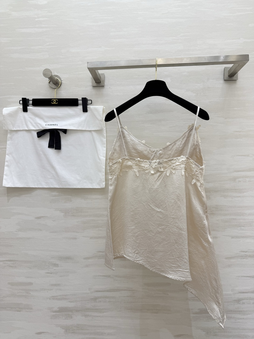 #Chane♡²⁶ss重工水溶花醋酸缎面吊带 香槟金色缎面自带柔焦光泽 垂顺又显贵 重工水溶蕾丝 双C金