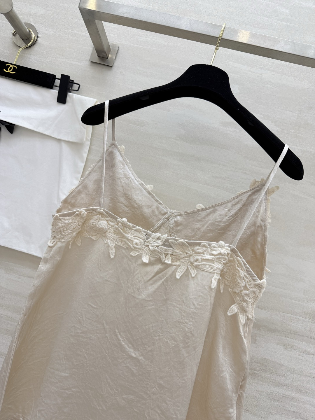 #Chane♡²⁶ss重工水溶花醋酸缎面吊带 香槟金色缎面自带柔焦光泽 垂顺又显贵 重工水溶蕾丝 双C金