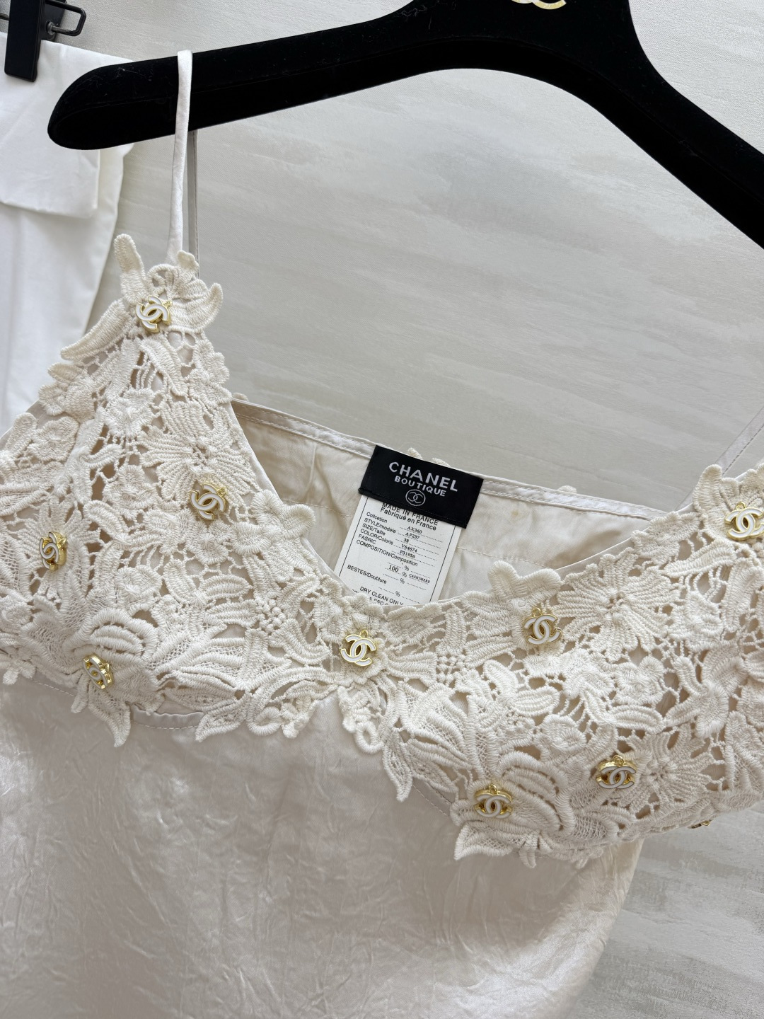 #Chane♡²⁶ss重工水溶花醋酸缎面吊带 香槟金色缎面自带柔焦光泽 垂顺又显贵 重工水溶蕾丝 双C金