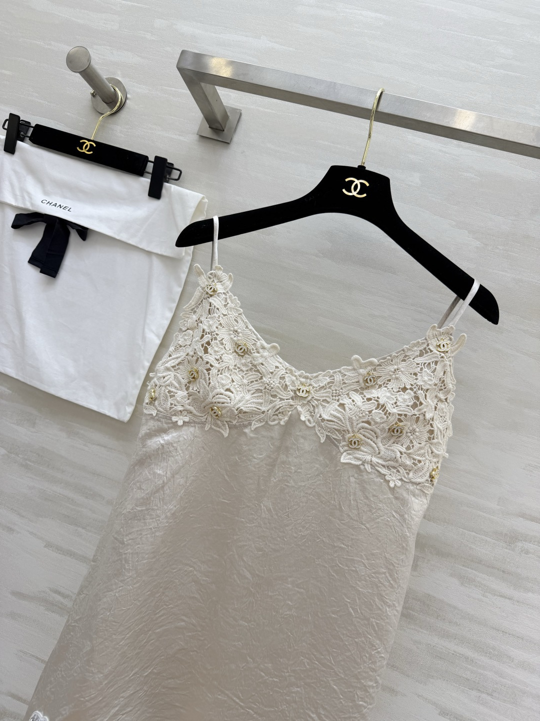 #Chane♡²⁶ss重工水溶花醋酸缎面吊带 香槟金色缎面自带柔焦光泽 垂顺又显贵 重工水溶蕾丝 双C金