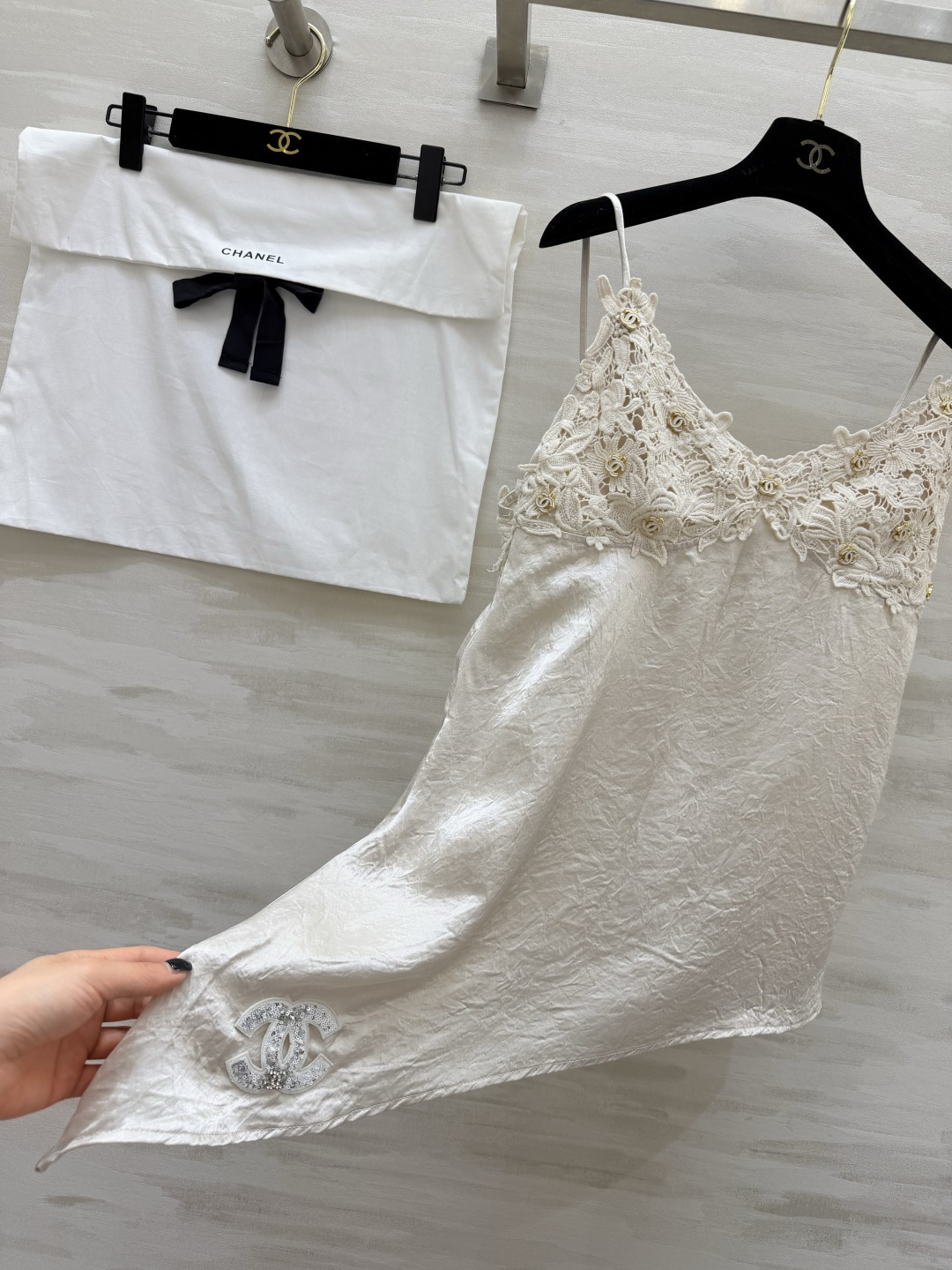 #Chane♡²⁶ss重工水溶花醋酸缎面吊带 香槟金色缎面自带柔焦光泽 垂顺又显贵 重工水溶蕾丝 双C金