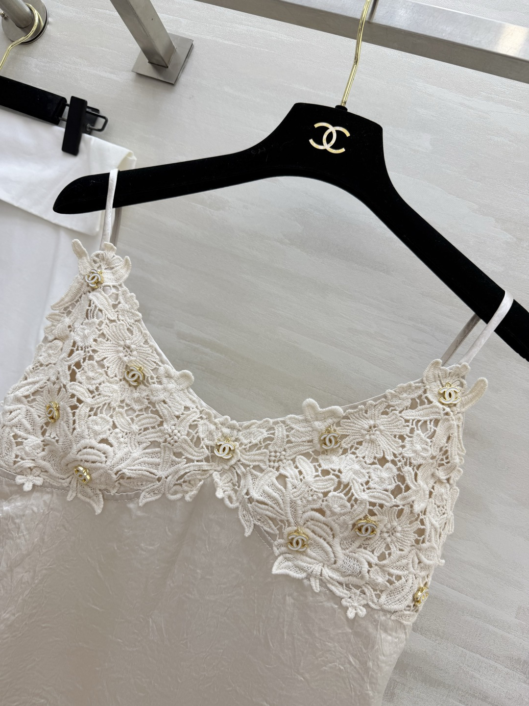 #Chane♡²⁶ss重工水溶花醋酸缎面吊带 香槟金色缎面自带柔焦光泽 垂顺又显贵 重工水溶蕾丝 双C金