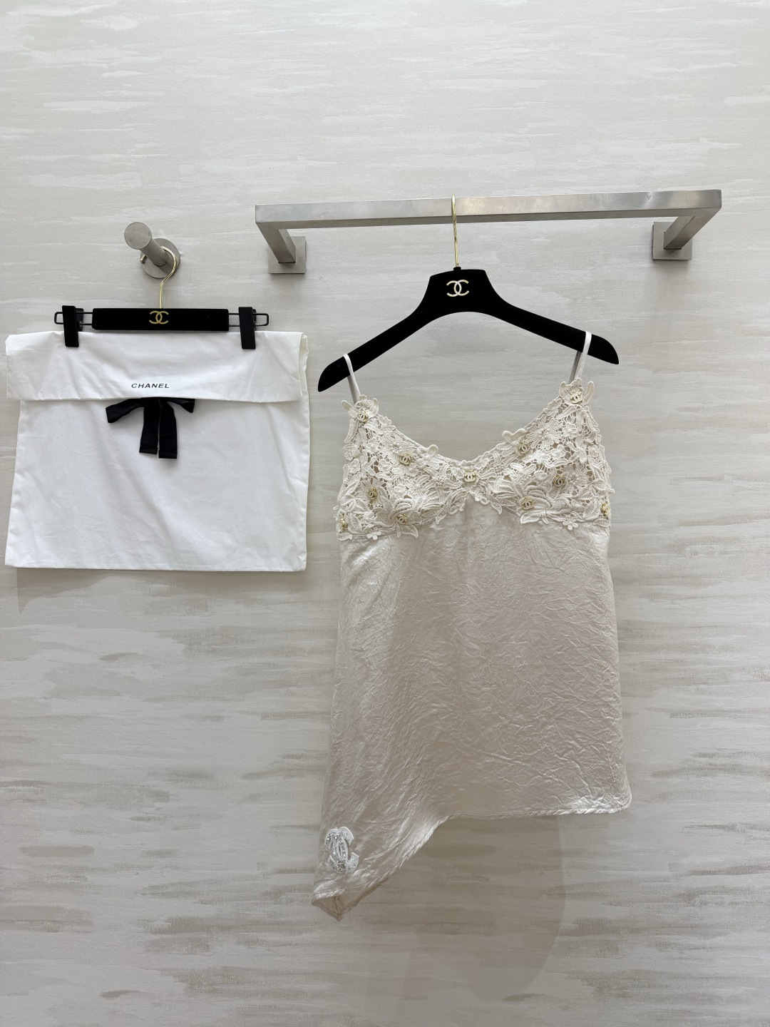 #Chane♡²⁶ss重工水溶花醋酸缎面吊带 香槟金色缎面自带柔焦光泽 垂顺又显贵 重工水溶蕾丝 双C金