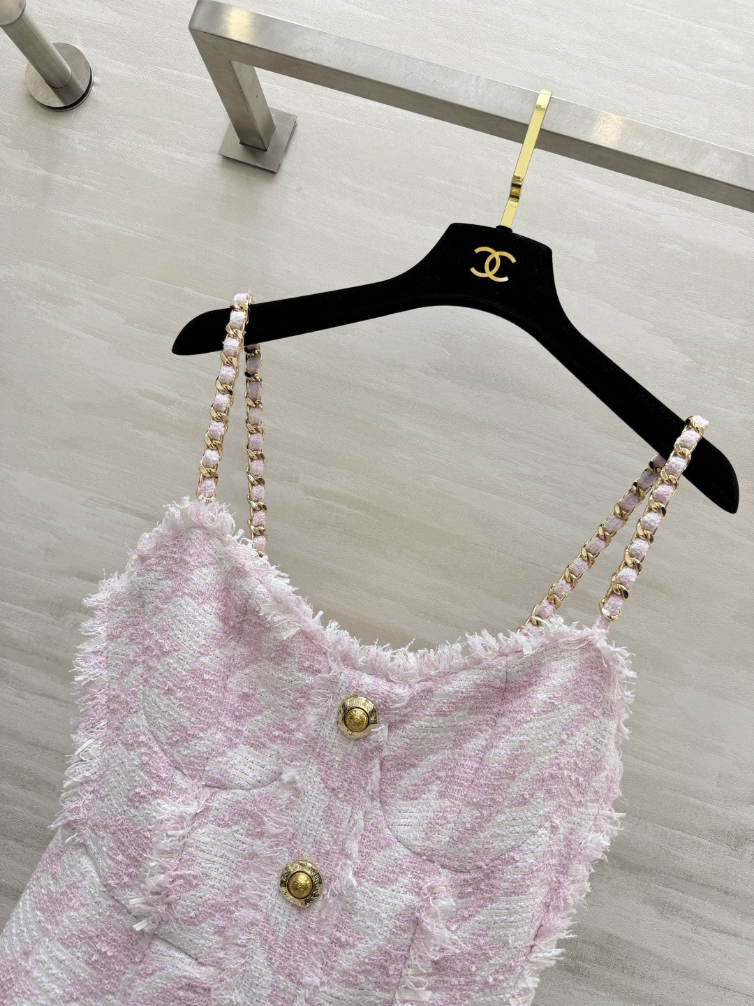 #Balmai♡²⁶粉白千鸟格富家千金吊带裙 粉白千鸟格自带柔焦滤镜 甜而不腻 毛边流苏 精致金扣细节感