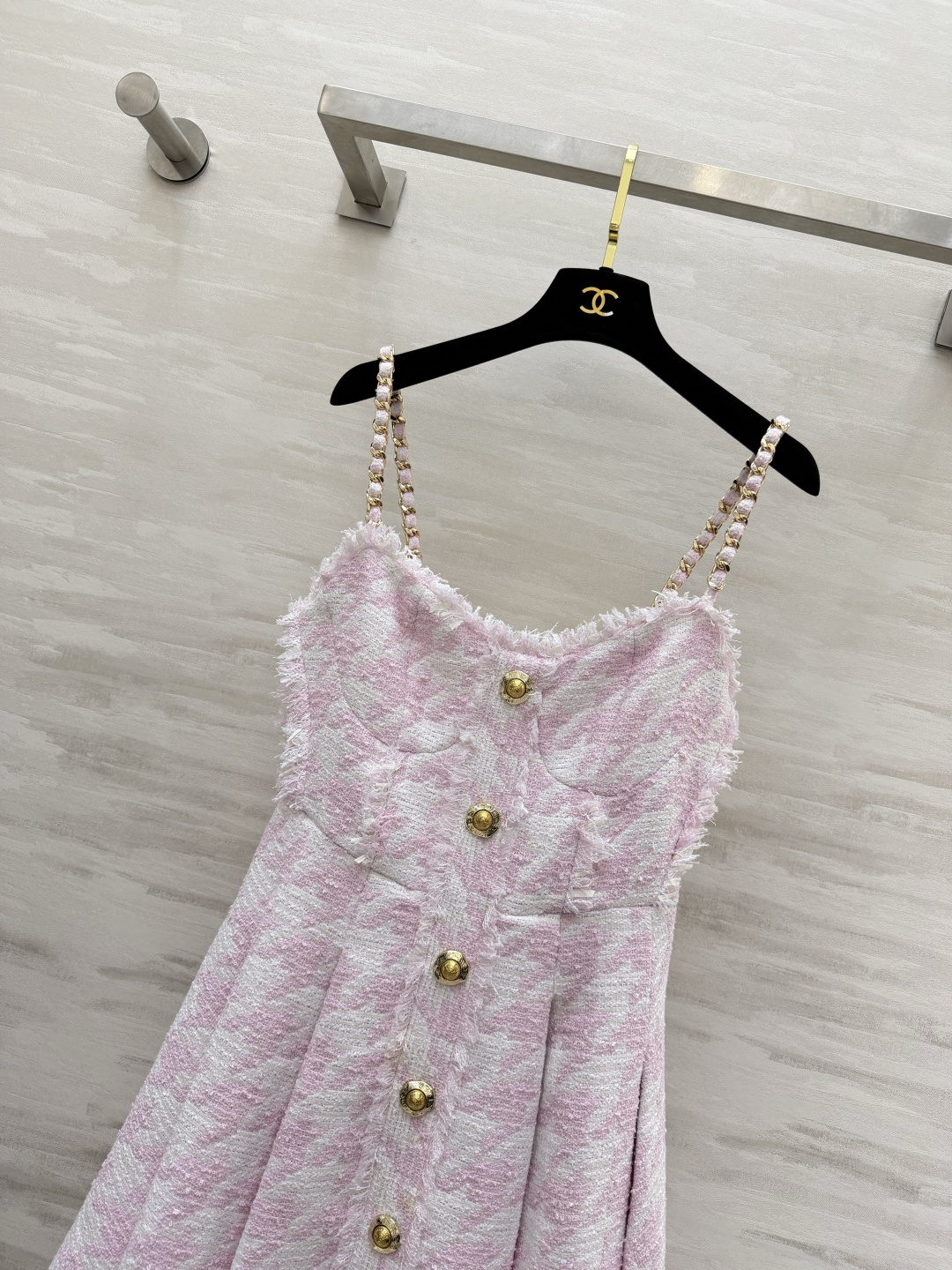 #Balmai♡²⁶粉白千鸟格富家千金吊带裙 粉白千鸟格自带柔焦滤镜 甜而不腻 毛边流苏 精致金扣细节感