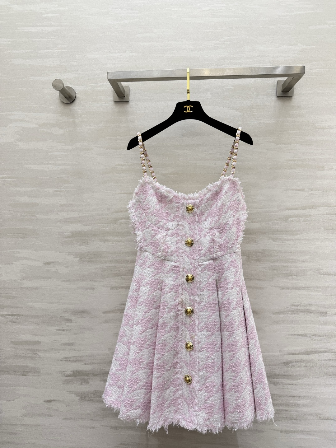 #Balmai♡²⁶粉白千鸟格富家千金吊带裙 粉白千鸟格自带柔焦滤镜 甜而不腻 毛边流苏 精致金扣细节感