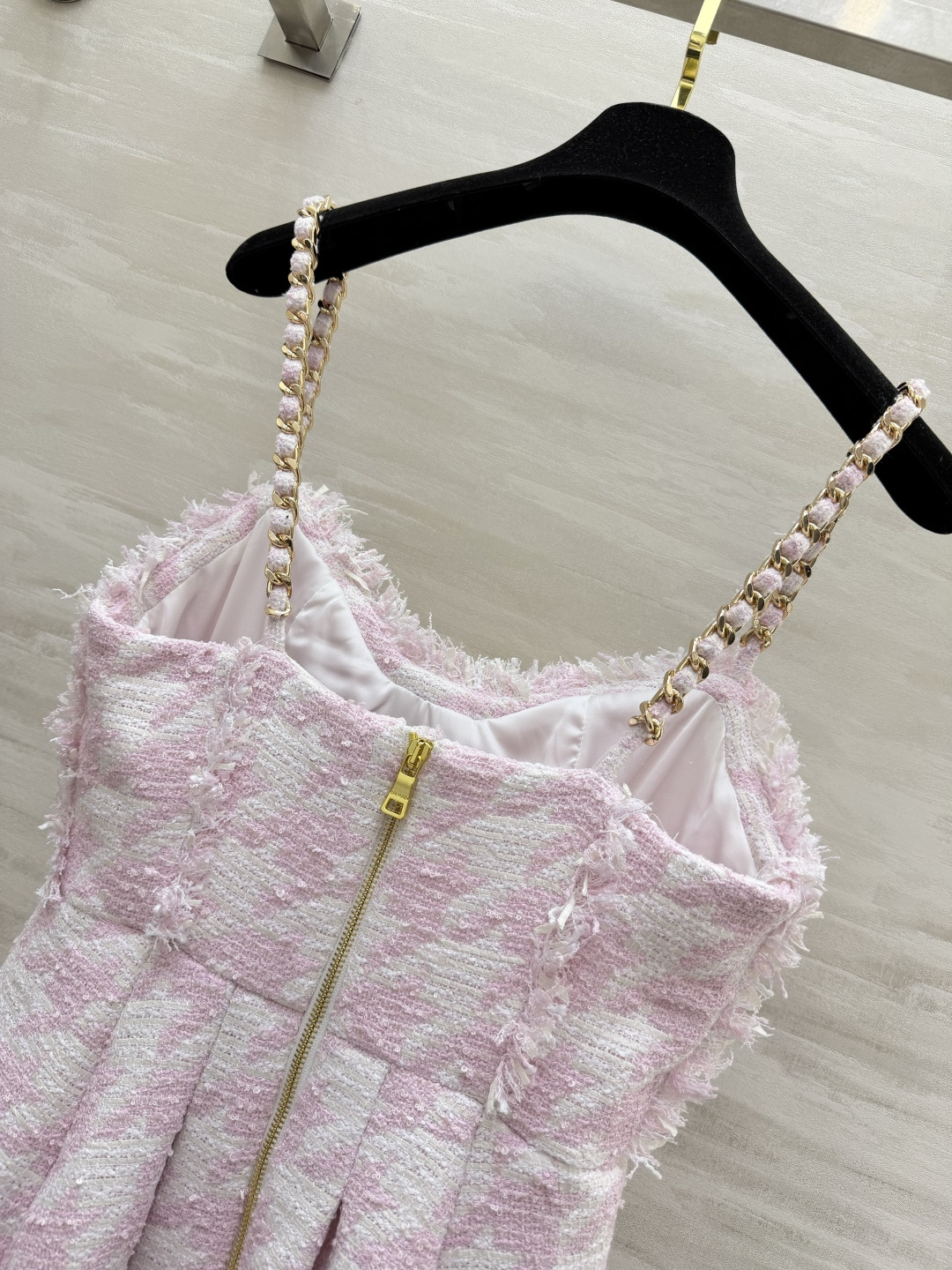 #Balmai♡²⁶粉白千鸟格富家千金吊带裙 粉白千鸟格自带柔焦滤镜 甜而不腻 毛边流苏 精致金扣细节感