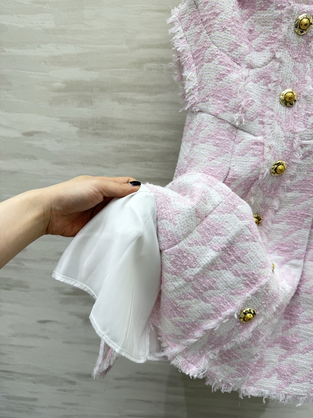 #Balmai♡²⁶粉白千鸟格富家千金吊带裙 粉白千鸟格自带柔焦滤镜 甜而不腻 毛边流苏 精致金扣细节感