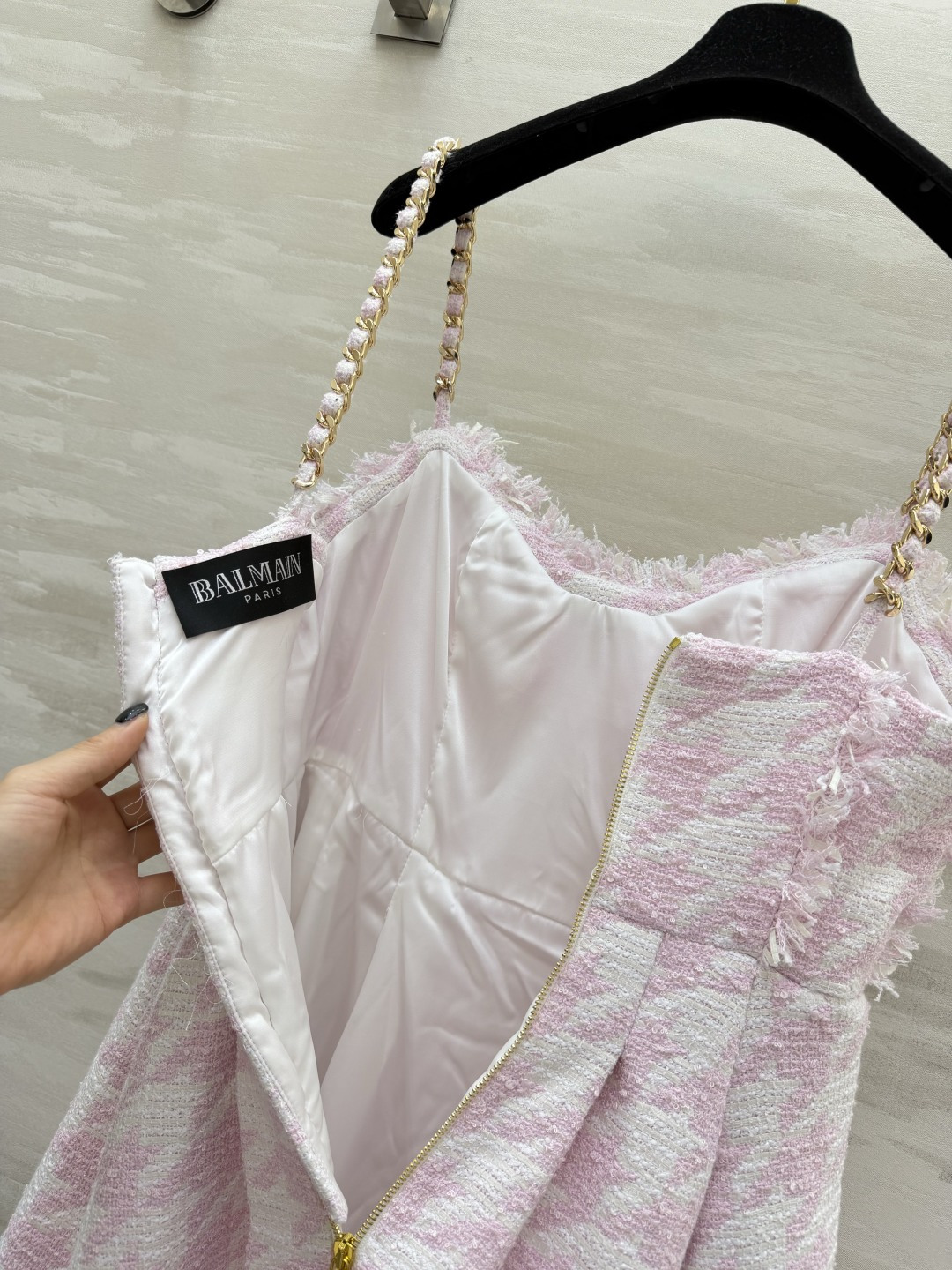 #Balmai♡²⁶粉白千鸟格富家千金吊带裙 粉白千鸟格自带柔焦滤镜 甜而不腻 毛边流苏 精致金扣细节感