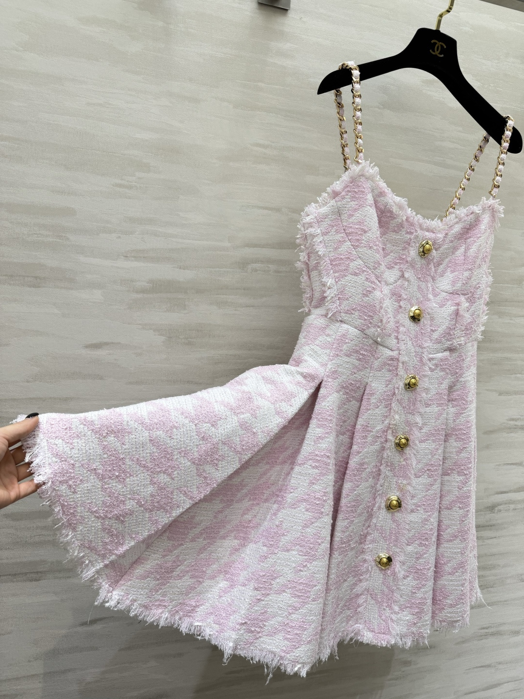 #Balmai♡²⁶粉白千鸟格富家千金吊带裙 粉白千鸟格自带柔焦滤镜 甜而不腻 毛边流苏 精致金扣细节感