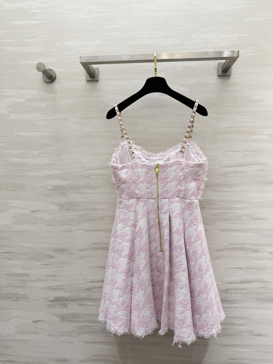 #Balmai♡²⁶粉白千鸟格富家千金吊带裙 粉白千鸟格自带柔焦滤镜 甜而不腻 毛边流苏 精致金扣细节感