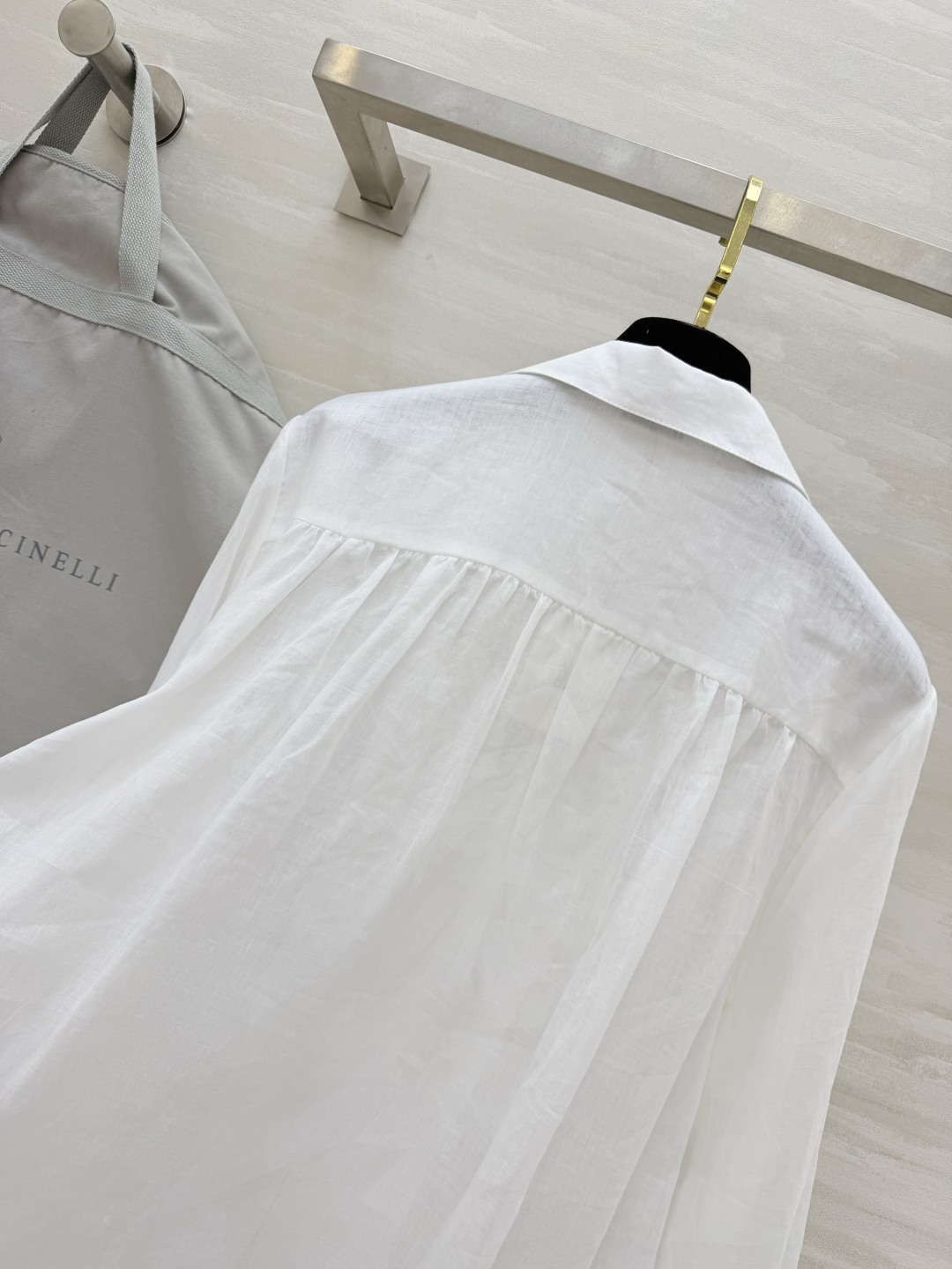 Brunello Cucinelli ²⁶苎麻白衬衫🤍把意式松弛感穿在身上轻薄苎麻面料，透气又有筋骨前襟