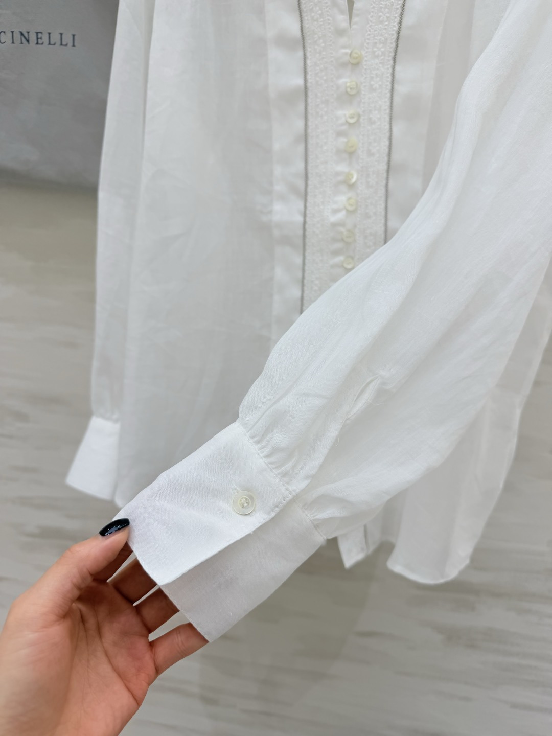 Brunello Cucinelli ²⁶苎麻白衬衫🤍把意式松弛感穿在身上轻薄苎麻面料，透气又有筋骨前襟