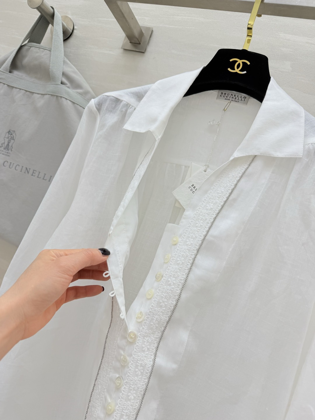 Brunello Cucinelli ²⁶苎麻白衬衫🤍把意式松弛感穿在身上轻薄苎麻面料，透气又有筋骨前襟