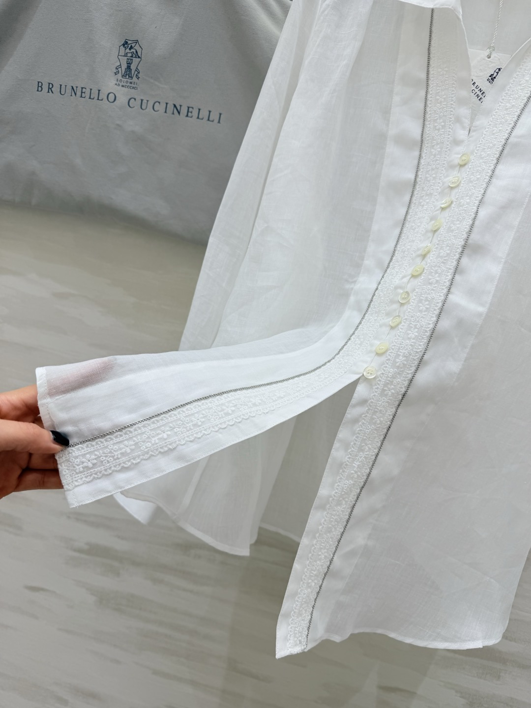 Brunello Cucinelli ²⁶苎麻白衬衫🤍把意式松弛感穿在身上轻薄苎麻面料，透气又有筋骨前襟