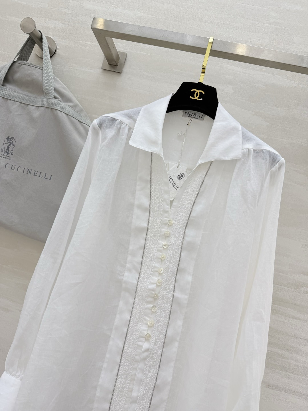 Brunello Cucinelli ²⁶苎麻白衬衫🤍把意式松弛感穿在身上轻薄苎麻面料，透气又有筋骨前襟