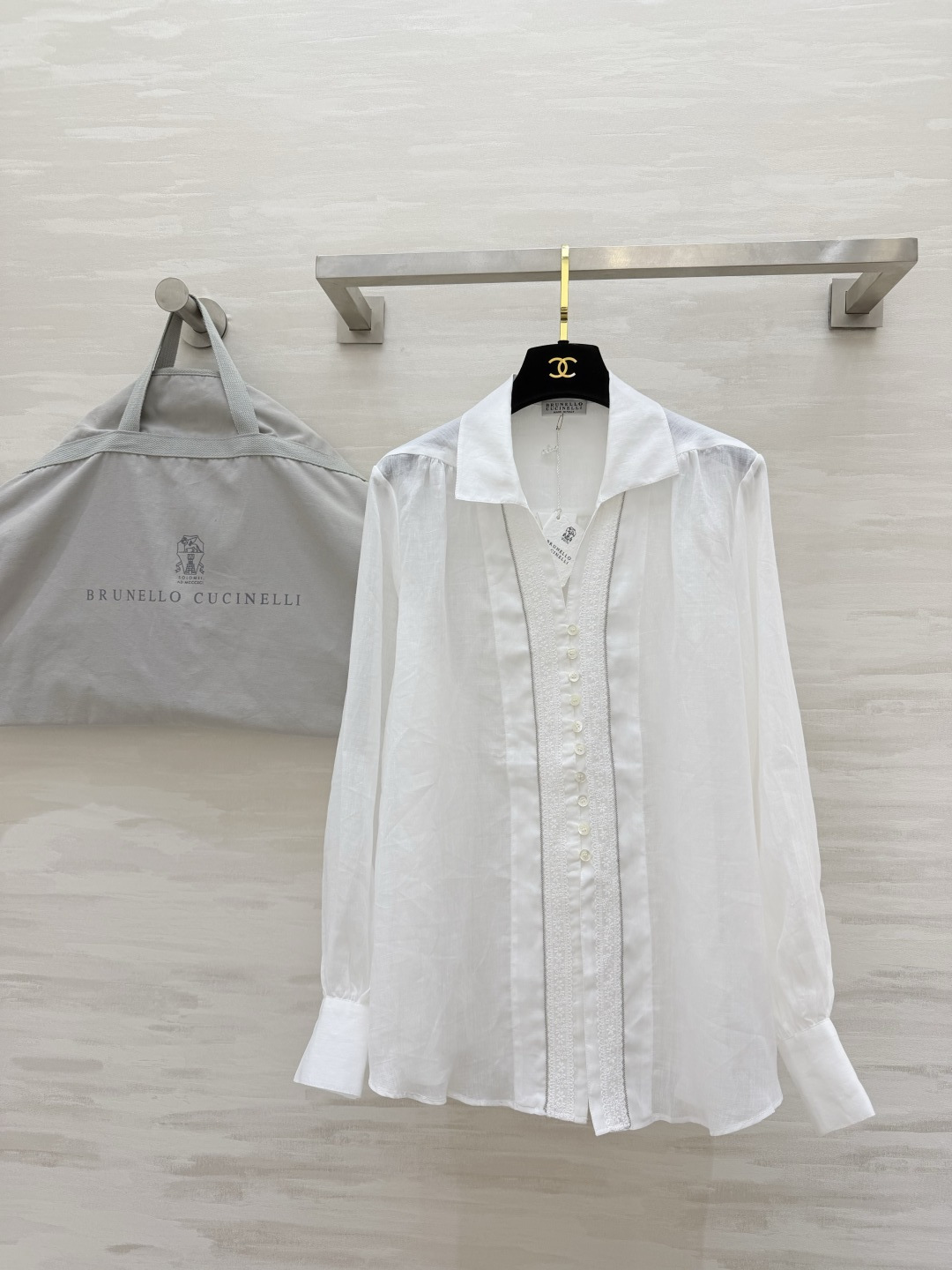 Brunello Cucinelli ²⁶苎麻白衬衫🤍把意式松弛感穿在身上轻薄苎麻面料，透气又有筋骨前襟