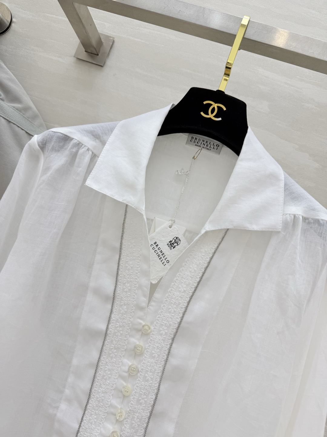 Brunello Cucinelli ²⁶苎麻白衬衫🤍把意式松弛感穿在身上轻薄苎麻面料，透气又有筋骨前襟