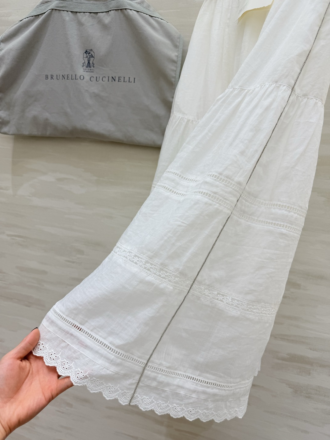 Brunello Cucinelli ²⁶苎麻半裙🤍把意式松弛感穿在身上轻薄苎麻面料，透气又有筋骨蕾丝+