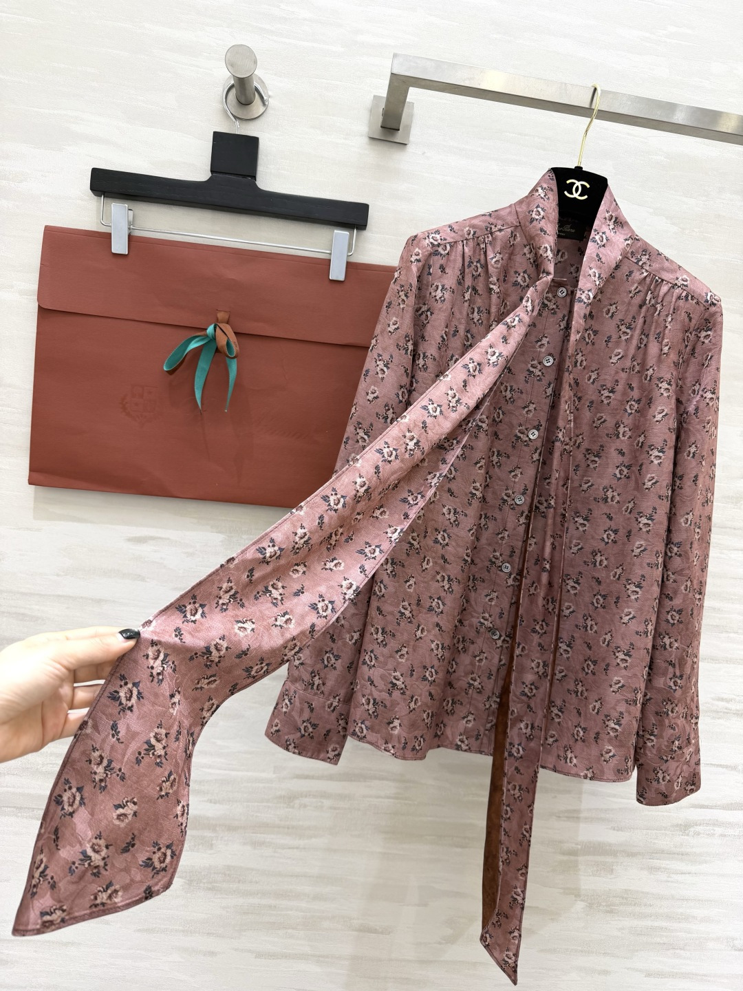 #Loro Pian♡²⁶ 烟粉碎花衬衫 氛围感烟粉底色 细碎小碎花 自带柔焦滤镜 领口飘带设计太绝了 