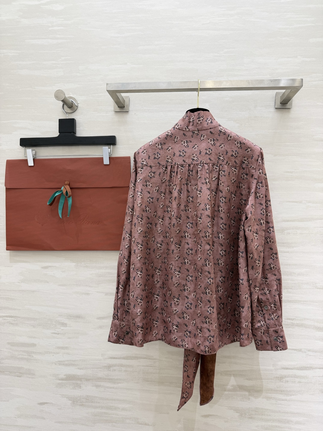 #Loro Pian♡²⁶ 烟粉碎花衬衫 氛围感烟粉底色 细碎小碎花 自带柔焦滤镜 领口飘带设计太绝了 