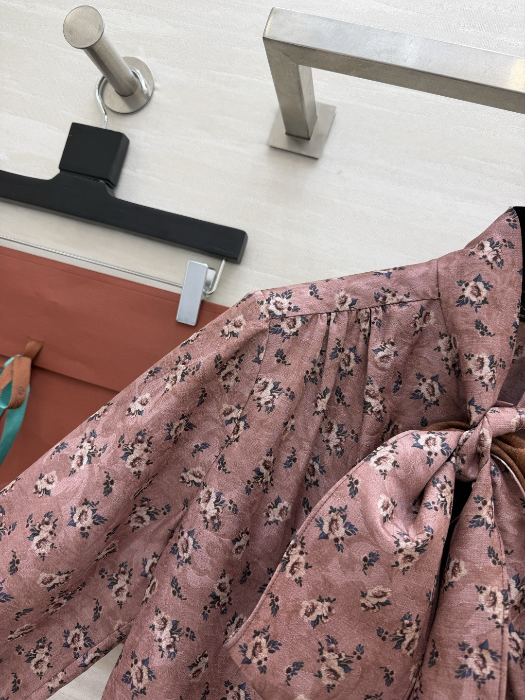 #Loro Pian♡²⁶ 烟粉碎花衬衫 氛围感烟粉底色 细碎小碎花 自带柔焦滤镜 领口飘带设计太绝了 