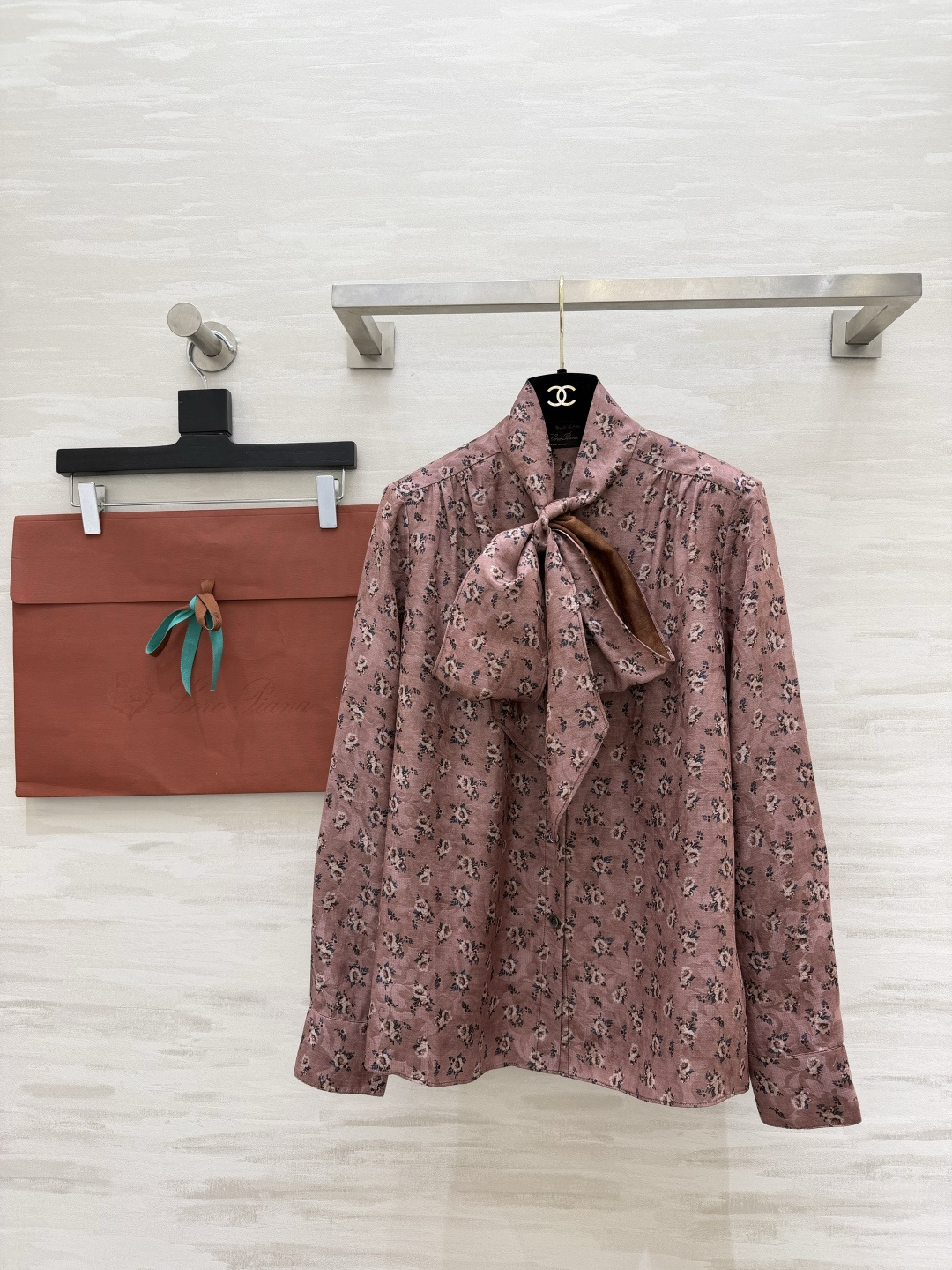 #Loro Pian♡²⁶ 烟粉碎花衬衫 氛围感烟粉底色 细碎小碎花 自带柔焦滤镜 领口飘带设计太绝了 