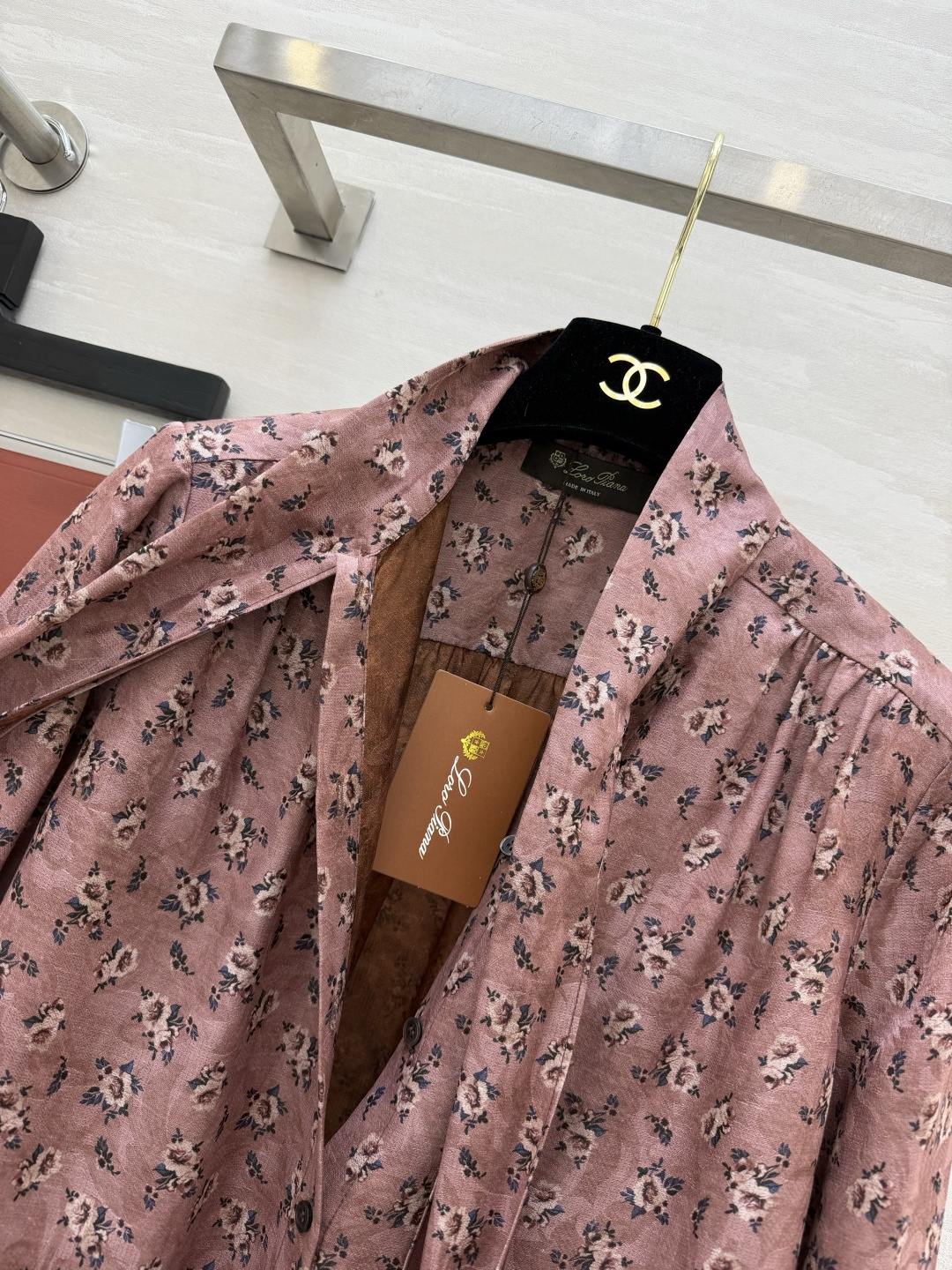 #Loro Pian♡²⁶ 烟粉碎花衬衫 氛围感烟粉底色 细碎小碎花 自带柔焦滤镜 领口飘带设计太绝了 