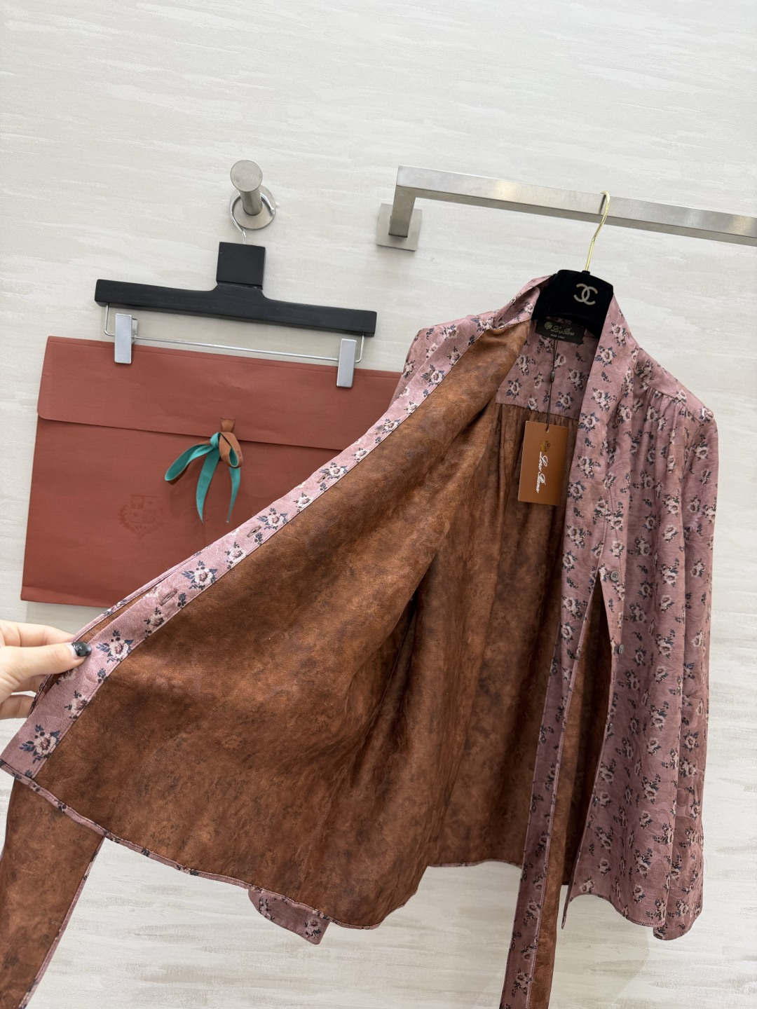 #Loro Pian♡²⁶ 烟粉碎花衬衫 氛围感烟粉底色 细碎小碎花 自带柔焦滤镜 领口飘带设计太绝了 