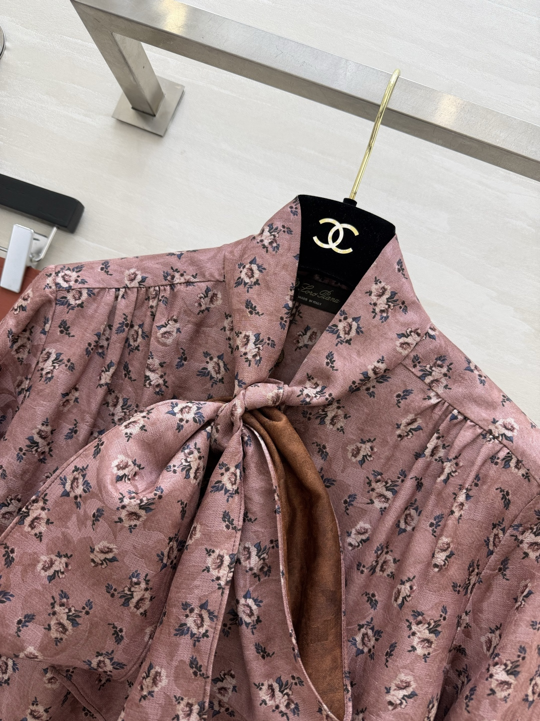 #Loro Pian♡²⁶ 烟粉碎花衬衫 氛围感烟粉底色 细碎小碎花 自带柔焦滤镜 领口飘带设计太绝了 