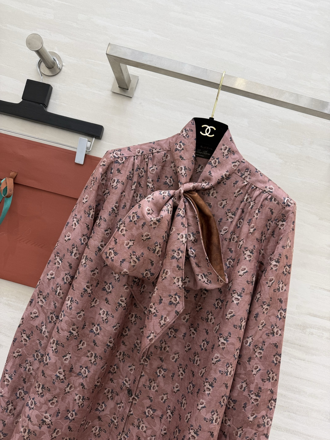 #Loro Pian♡²⁶ 烟粉碎花衬衫 氛围感烟粉底色 细碎小碎花 自带柔焦滤镜 领口飘带设计太绝了 